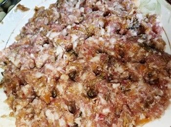 step6: 鋪在碟上，用手指插幾個孔，讓肉餅受熱均勻