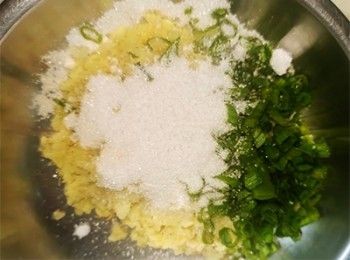 step5: <span class="group_2">薑蓉醬</span> 加入蔥花，鹽