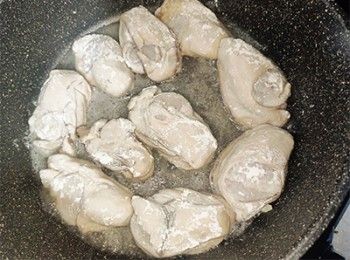 step10: 生蠔撲上麵粉下鑊煎