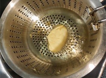 step15: 220℃油溫，放在隔篩上。
油溫必須在200-220℃，油溫要高才會起絲。