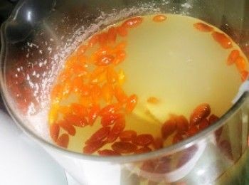 step7: 湯煲好加入杞子，翻滾一下