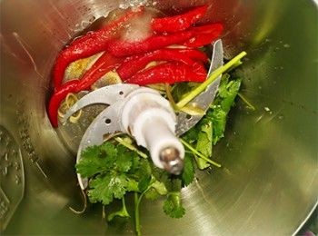 step2: 所有材料放入碎肉機內