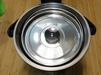 step3: 4小時後，取出內鍋，小火加熱10分鐘即可，加鹽調味；如果是用一般鍋具，加入所有材料後，記住加多些水，大火煲滾，轉小火煲2小時即可