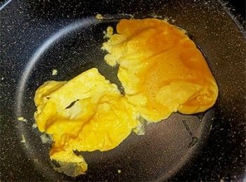 step2: 燒熱油加入蛋液，撥至方包大小，煎至9成熟