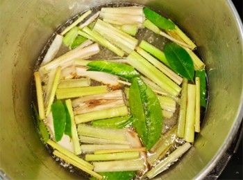 step10: 清水加入香茅、南薑、青檸葉煮滾