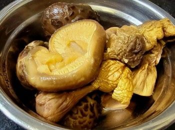 step8: 冬菇,松茸菇已煲過湯, 將冬菇 , 松茸菇切片