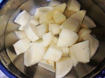 step2: 薯仔切角放入鹽水中