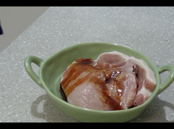 step2: 用米酒,生抽,糖略醃