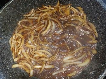 step8: 加入<span class="group_3">調味</span>，煮至洋蔥熟誘透