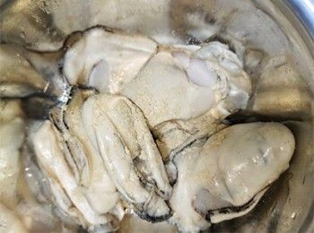 step5: [生蠔處理] 加少許鹽及胡椒粉拌勻，備用