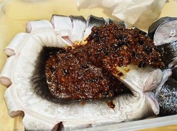 step18: 醬料倒入鱔中，塗抹均勻
