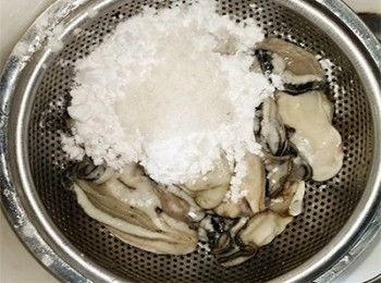 step1: [生蠔處理] 生蠔加入粗鹽及生粉