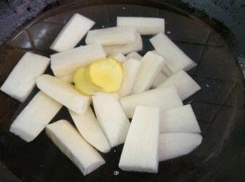 step10: 白蘿蔔切件用薑片 , 黃酒 , 1 茶匙糖凍水放入出水 , 水滾後熄火焗 5 分鐘 .