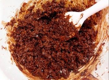 step1: <span class="group_1">朱古力脆脆</span>： 1. 將黑朱古力用熱水坐溶（亦可用微波爐加熱1.5分鐘成朱古力醬；朱古力加熱不可超過50°，否則會變質而失去光澤） 2. 加入牛油（牛油先用熱水坐溶／用微波爐加熱至溶化成牛油溶液），拌勻，放涼 3. 加入薄脆片／無糖粟米片（必需待朱古力溶液完全放涼才可加入，否則會影響<span class="group_1">朱古力脆脆</span>的鬆脆口感），攪拌至完全混合