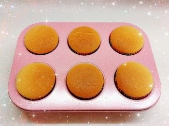 step5: 預熱10分鐘（160°），放中層／下層，先焗15-20分鐘，然後再焗2分鐘（230°；必需調高溫度至上色均勻，否則放涼後，蛋糕表面會濕黏；用手指輕輕按壓蛋糕中央，具有彈性，即可） 2. 完成後，先將蛋糕模在已墊枱布的桌面上（距離桌面大概10 cm）輕摔兩下（使熱氣散走，防回縮），放涼