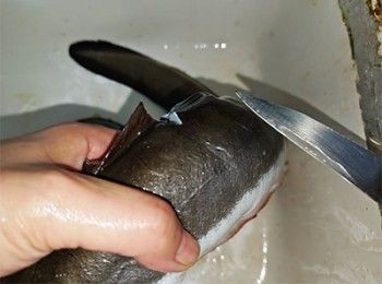 step13: 用刀刮走未清洗乾淨的魚潺