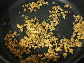 step4: 起油鑊，加入梅菜碎略粉