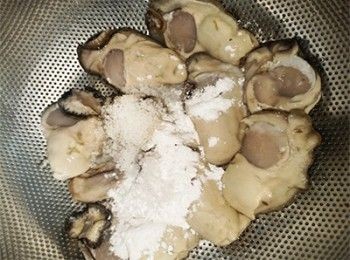 step1: 生蠔加入生粉及鹽