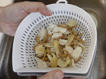 step1: 將太子參、乾百合、乾鐵棍淮山和腰果用水沖洗乾淨，浸泡30分鐘，瀝水備用