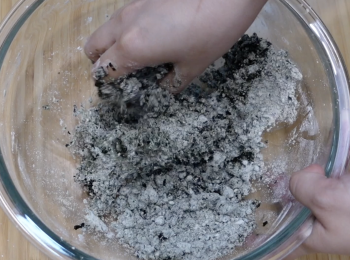 step3: 將糯米粉和粘米粉混合拌勻，分3次加入剛煮滾的雞屎藤液，加油，搓揉成團。如果覺得粉團太乾，逐少加水；覺得粉團太濕，逐少加粉