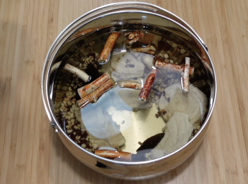 step2: 將所有材料放入真空鍋，加水，大火煲滾，轉小火煲15分鐘，關火後立即將內鍋放入外鍋，蓋蓋，放置4小時