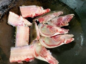 step12: 將魚靄,魚骨用薑片煎熟