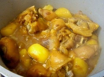 step14: 再用細火滾多 30 分鐘 , 放入薯仔炆至收汁, 放入蔥段少許麻油稍為攪拌上碟