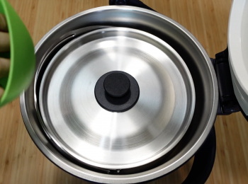 step3: 關火後立即將內鍋放入外鍋，蓋蓋，放置4小時，4小時後，取出內鍋，小火加熱10分鐘即可，加鹽調味；如果是用一般鍋具，加入所有材料後，記住加多些水，大火煲滾，轉小火煲1.5-2小時即可