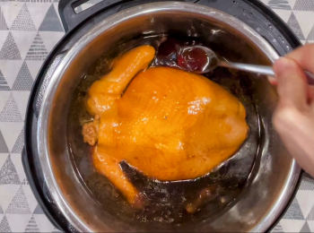 step6: 反轉，<a href="https://bit.ly/3EZL8dD" target="_blank" data-keyword="雞胸" class="guide-link"><strong>雞胸</strong></a> <span style="display:inline-block;vertical-align:middle;margin-top:-3px;color:initial;border-radius:3px;padding:2px 3px;font-size:12px;line-height:14px;background:#87d300;color:#fff;">即買</span> 向上，淋上豉油汁，再浸15分鐘。
再反轉，<a href="https://bit.ly/3EZL8dD" target="_blank" data-keyword="雞胸" class="guide-link"><strong>雞胸</strong></a> <span style="display:inline-block;vertical-align:middle;margin-top:-3px;color:initial;border-radius:3px;padding:2px 3px;font-size:12px;line-height:14px;background:#87d300;color:#fff;">即買</span> 向下，淋上豉油汁，再浸15分鐘。
共反轉兩次和共浸45分鐘。
最後一次用溫度計插入雞髀最厚的地方，到華氏165度或攝氏74度，雞便熟了！若未到溫度，可放回煲內再浸一會。