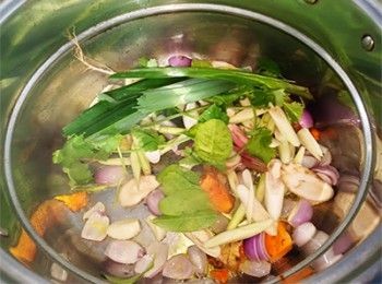 step5: 加入其他濕料炒香