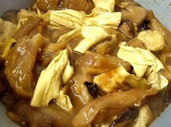 step11: 加水至浸過面 , 放入冰糖 , 花椒八角 , 胡椒粉 , 雞粉 , 白醋中火煮滾 , 再轉中細火炆煮 1 小時 , 放入枝竹 , 豆卜炆多45 分鐘 , 熄火焗 30 分鐘 ,