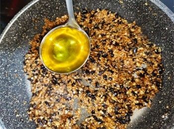 step7: 加入50g蔥油慢火炒