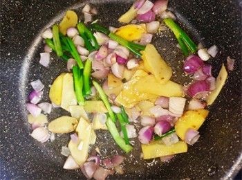 step12: 起油鑊爆香乾蔥及薑片