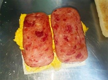 step6: 蛋及餐肉放在方包上