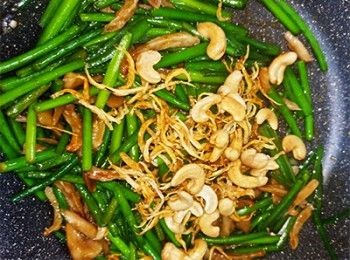 step14: 熄火，加入銀魚乾及腰果拌勻