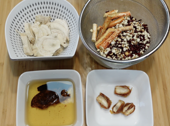 step1: 乾粉葛用水洗乾淨，浸泡30分鐘；洗乾淨五指毛桃、赤小豆和熟薏米，浸泡30分鐘；陳皮洗乾淨，浸泡至軟後刮囊，保留浸陳皮的水；椰棗洗乾淨，用水浸泡10分鐘，去核剪塊