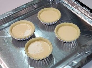 step1: 半份淡忌廉加入低筋粉中拌勻
之後加入餘下半份徹底拌勻