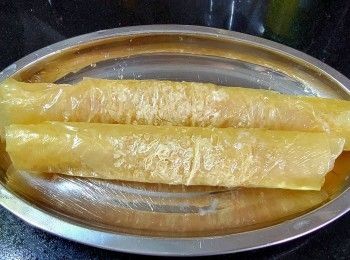 step10: 將龍脷柳上少許生粉, 連同蟹柳用腐皮包卷好.
