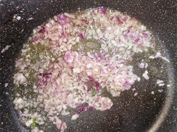 step7: 起鑊加入蔥油、乾蔥爆香(可用生油)