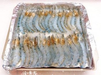 step2: 粉絲用水浸軟，瀝水，剪開幾段，平均舖在碟子上，加入清雞湯，備用