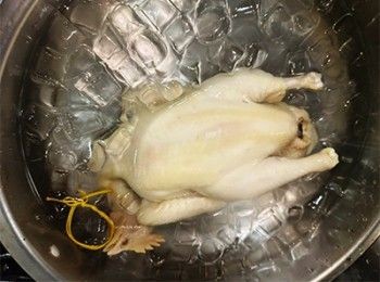 step10: 把雞放入冰水中，浸泡20-30分鐘