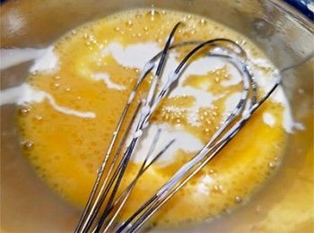 step1: 雞蛋加少許鹽及牛奶，打拂均勻