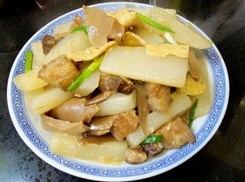 step11: 起油鑊爆香蒜頭 , 乾蔥 , 薑片放入蘿蔔 , 贊少許黃酒 , 1 茶匙糖 , 少許鹽加水至浸過面煮滾 . 
再放入腩肉 , 鮑魚菇 , 枝竹 , 蠔油細火煮 2-3 分鐘 , 開始收汁用少許生粉水 , 麻油埋芡 , 再放入蔥段兜炒上碟 , 完成 .