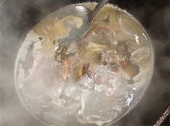 step8: 撇走浮面什質，大火煲30分鐘