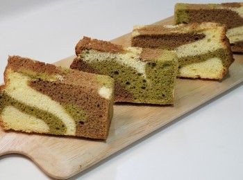 step1: 蛋糕糊
蛋黃加入少許糖拌勻
加入植物油拌勻
再加入低筋粉徹底拌勻成 蛋糕糊
蛋黃糊取出2/3加入咖啡溶液拌勻