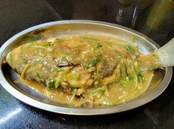 step7: 燒紅油鑊爆香蒜頭 , 乾蔥 , 薑絲 , 鱸魚用廚紙吸乾水份 , 上少許生粉放入鑊煎封兩面至半熟 , 再贊少許黃酒 , 將餘下味噌倒入 , 加少許水 , 糖 , 少許鹽中火煮滾約 2-3 分鐘 . 
鱸魚先上碟 , 將蔥花放入醬汁稍為兜炒 , 再淋上面 , 完成 .