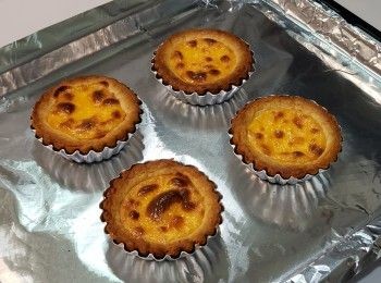 step2: 牛奶煮沸倒入拌勻
倒回鍋中加入糖拌勻
再煮沸，離火