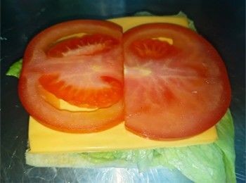 step6: 第一塊方包上，放上生菜及蕃茄