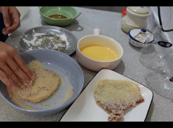 step4: 將豬扒先兩面沾上生粉,然後雞蛋,然後麵包糠,置碟中放5-10分鐘