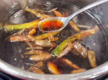 step4: 預備<span class="group_2">料頭</span>，用IP炒餸模式大火爆香<span class="group_2">料頭</span>，加入<span class="group_3">調味料</span>和清水煮滾，試味。